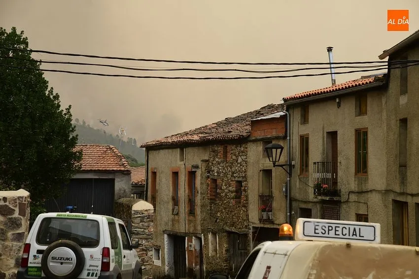 EL fuego estuvo a punto de entrar en el casco urbano de Monsagro/ Fotos: Adrián M.Pastor