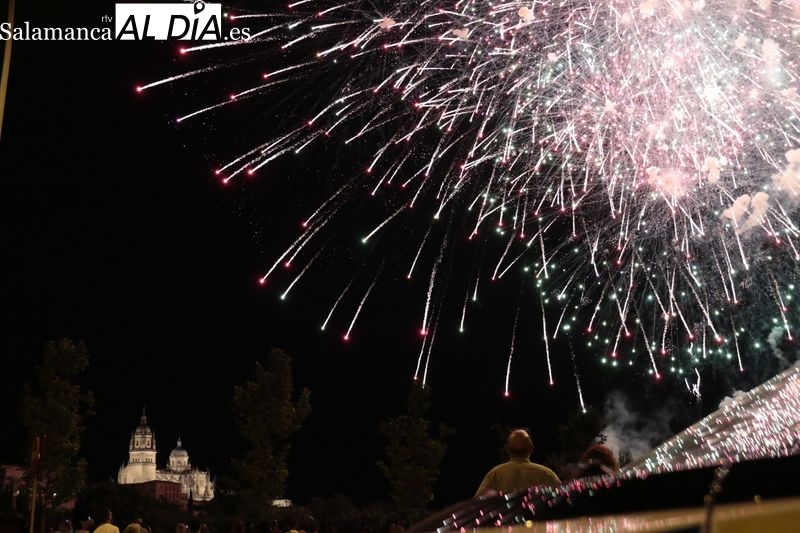 Fuegos artificiales en las Fiestas de Salamanca. Foto de archivo