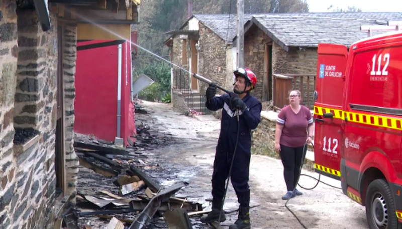 Un bombero trabajando en el incendio de El Barco de Valdeorras (Galicia) | EP