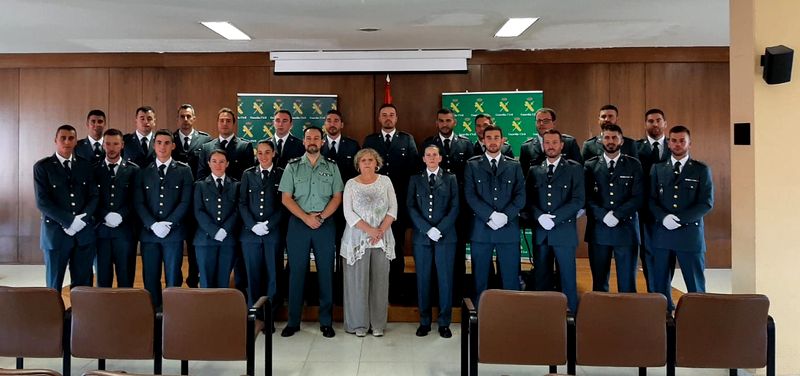 Foto de familia de los nuevos guardias civiles de Salamanca junto a las autoridades