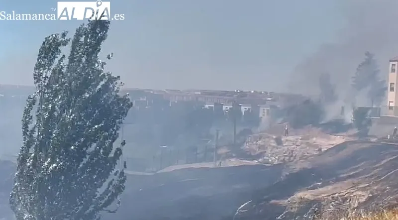 Foto 4 - El barrio del Zurgu&eacute;n sufre un incendio con columnas de humo visibles a gran distancia