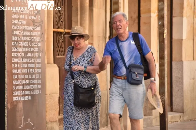 Salmantinos y turistas se refugian del calor este sábado