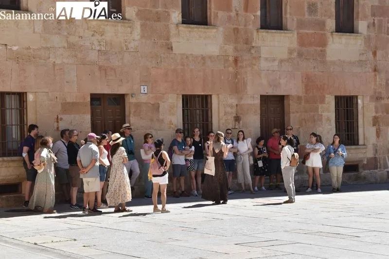 Salmantinos y turistas se refugian del calor este sábado