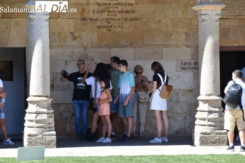 Salmantinos y turistas se refugian del calor este sábado