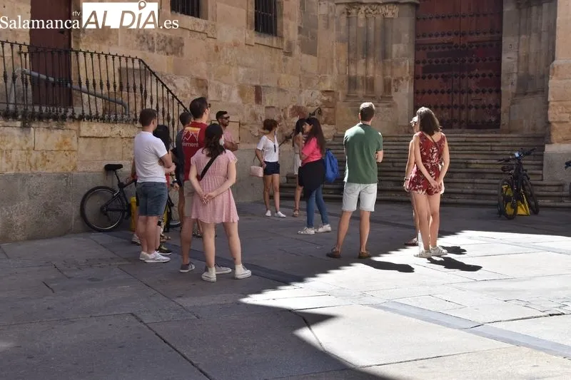 Salmantinos y turistas se refugian del calor este sábado