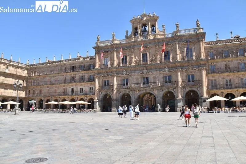 Salmantinos y turistas se refugian del calor este sábado