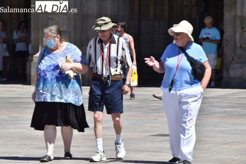 Salmantinos y turistas se refugian del calor este sábado
