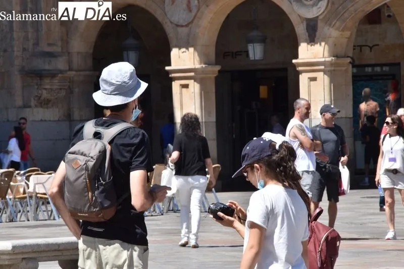 Salmantinos y turistas se refugian del calor este sábado