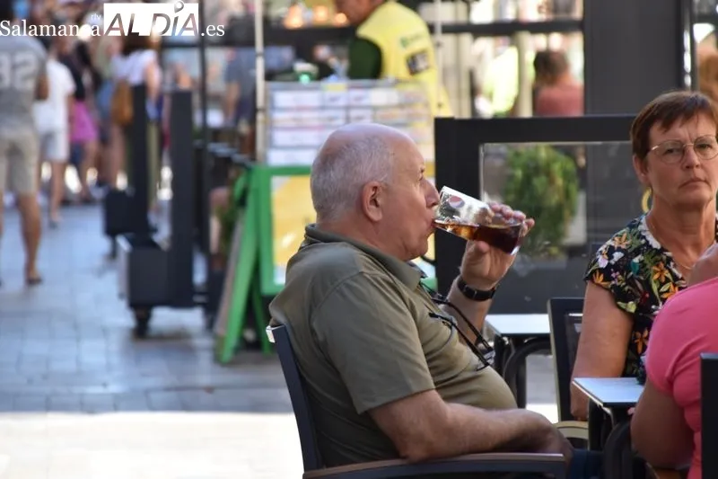 Salmantinos y turistas se refugian del calor este sábado