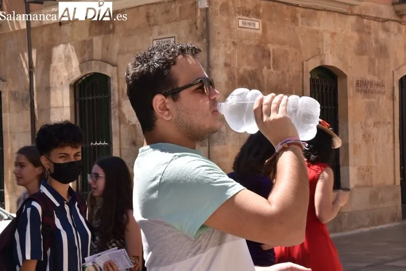Salmantinos y turistas se refugian del calor este sábado