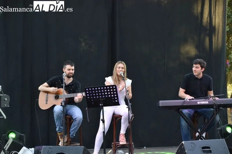 Recital acústico de Miriam Gamallo en la Isla del Soto