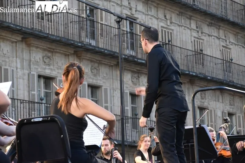 Foto 10 - La Orquesta Sinf&oacute;nica de Castilla y Le&oacute;n llena de m&uacute;sica la Plaza Mayor