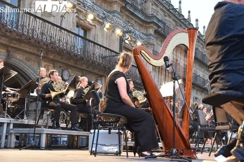 Foto 9 - La Orquesta Sinf&oacute;nica de Castilla y Le&oacute;n llena de m&uacute;sica la Plaza Mayor