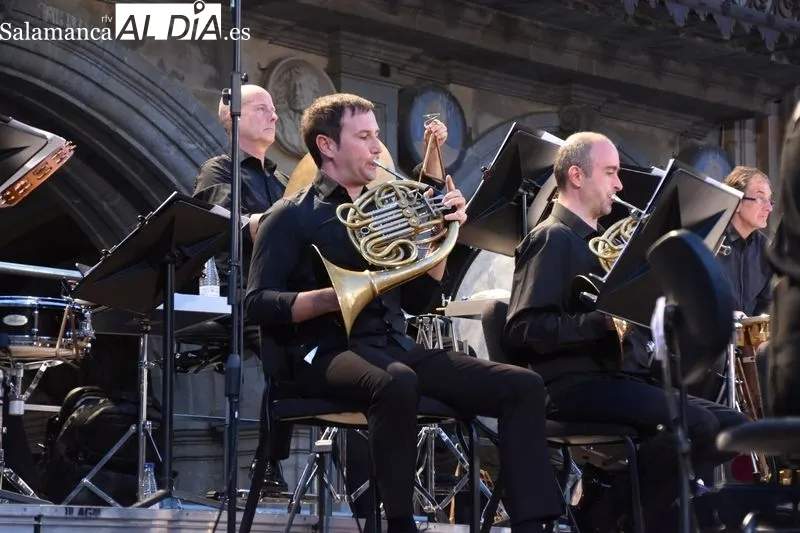 Foto 8 - La Orquesta Sinf&oacute;nica de Castilla y Le&oacute;n llena de m&uacute;sica la Plaza Mayor