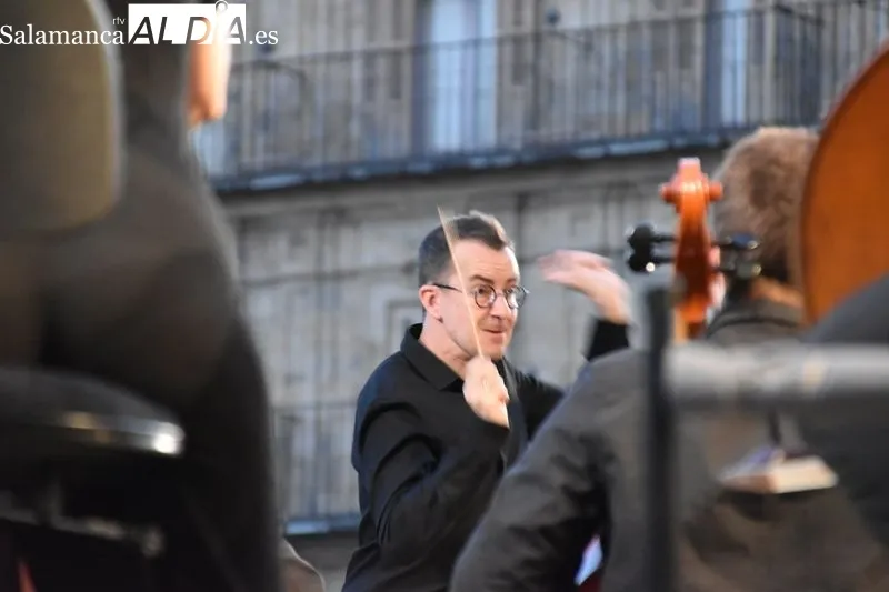 Foto 7 - La Orquesta Sinf&oacute;nica de Castilla y Le&oacute;n llena de m&uacute;sica la Plaza Mayor