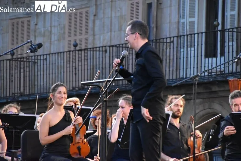 Foto 4 - La Orquesta Sinf&oacute;nica de Castilla y Le&oacute;n llena de m&uacute;sica la Plaza Mayor