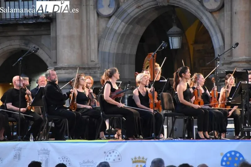 Foto 3 - La Orquesta Sinf&oacute;nica de Castilla y Le&oacute;n llena de m&uacute;sica la Plaza Mayor