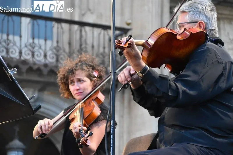 Foto 11 - La Orquesta Sinf&oacute;nica de Castilla y Le&oacute;n llena de m&uacute;sica la Plaza Mayor