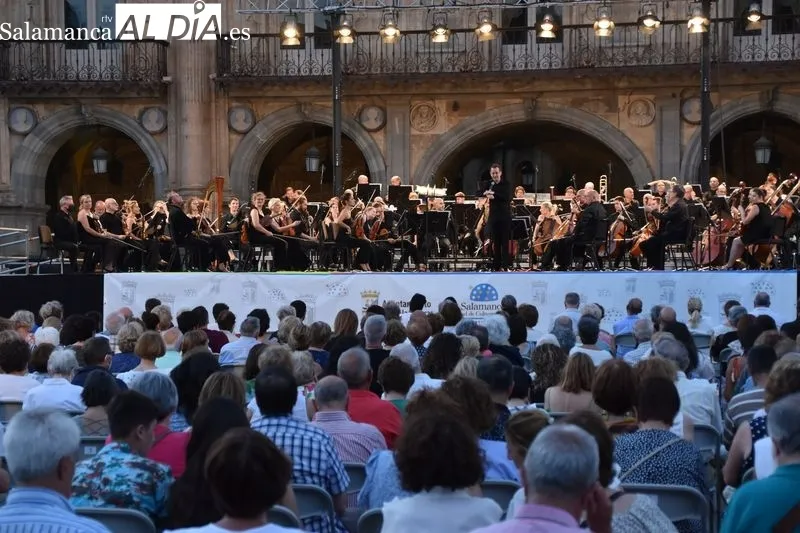 Foto 2 - La Orquesta Sinf&oacute;nica de Castilla y Le&oacute;n llena de m&uacute;sica la Plaza Mayor