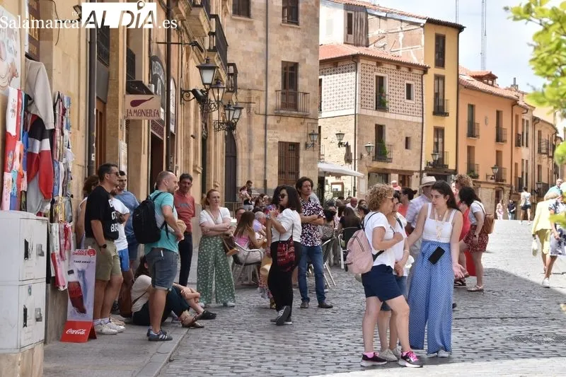 Turistas por Salamanca en un sábado con intenso calor