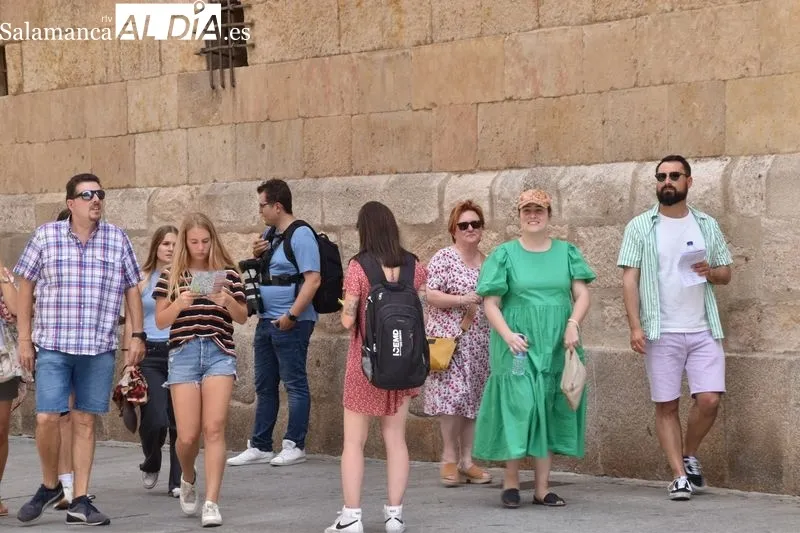 Turistas por Salamanca en un sábado con intenso calor