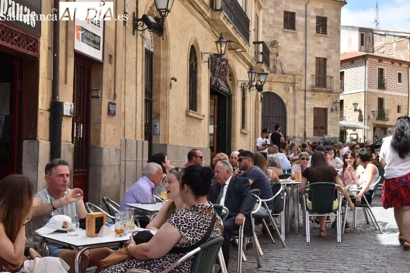 Turistas por Salamanca en un sábado con intenso calor