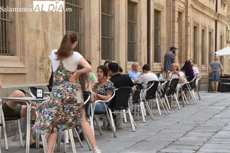 Turistas por Salamanca en un sábado con intenso calor