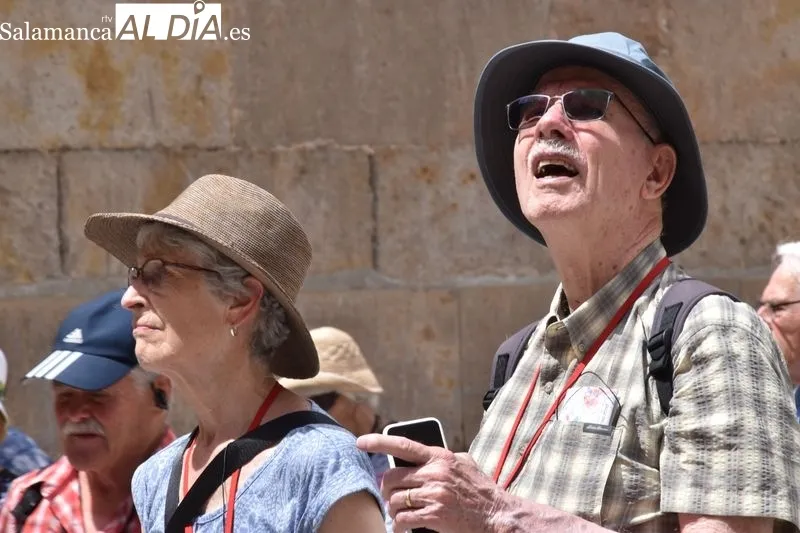 Turistas por Salamanca en un sábado con intenso calor