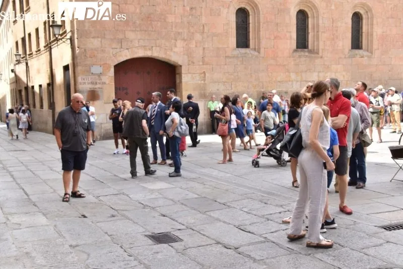 Turistas por Salamanca en un sábado con intenso calor