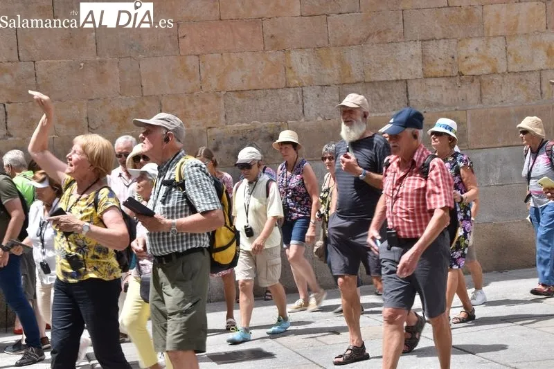 Turistas por Salamanca en un sábado con intenso calor