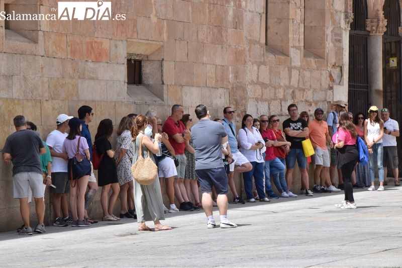 Turistas por Salamanca en un sábado con intenso calor