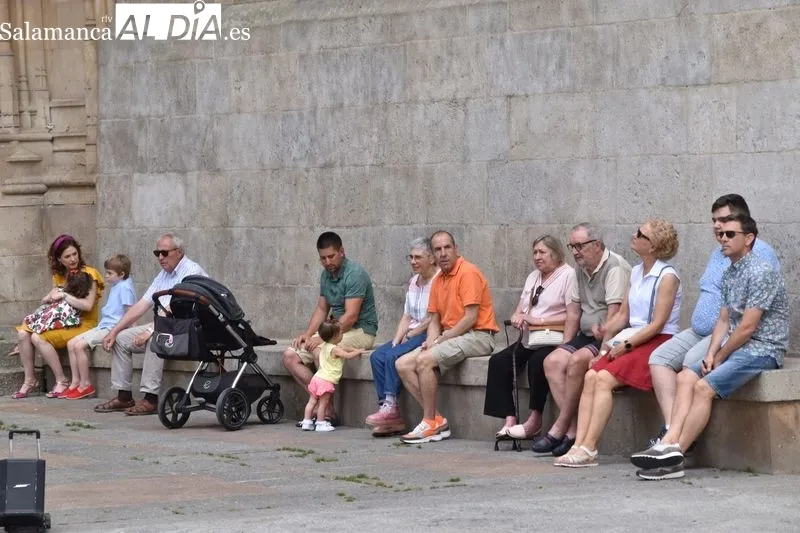 Turistas por Salamanca en un sábado con intenso calor