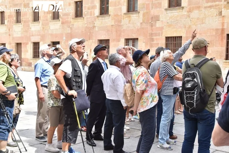 Turistas por Salamanca en un sábado con intenso calor