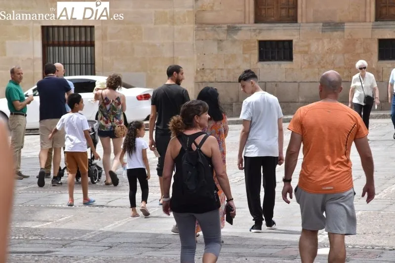 Turistas por Salamanca en un sábado con intenso calor