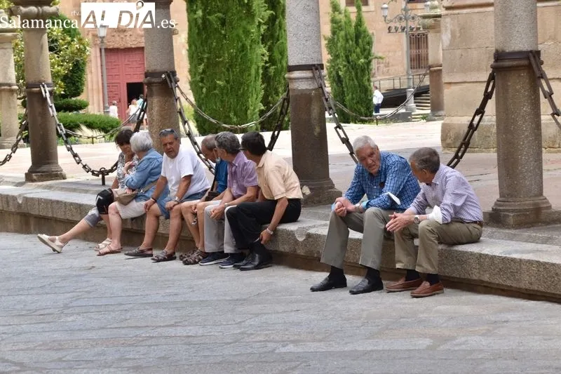Turistas por Salamanca en un sábado con intenso calor