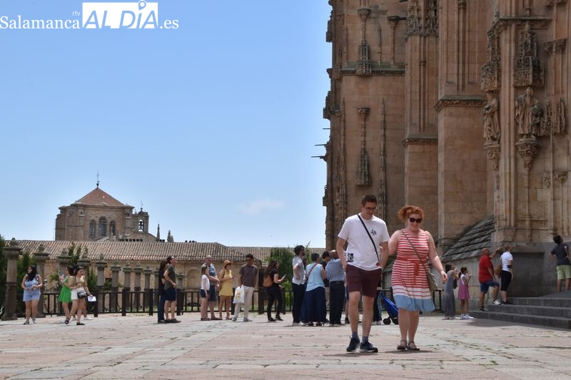 Turistas por Salamanca en un sábado con intenso calor