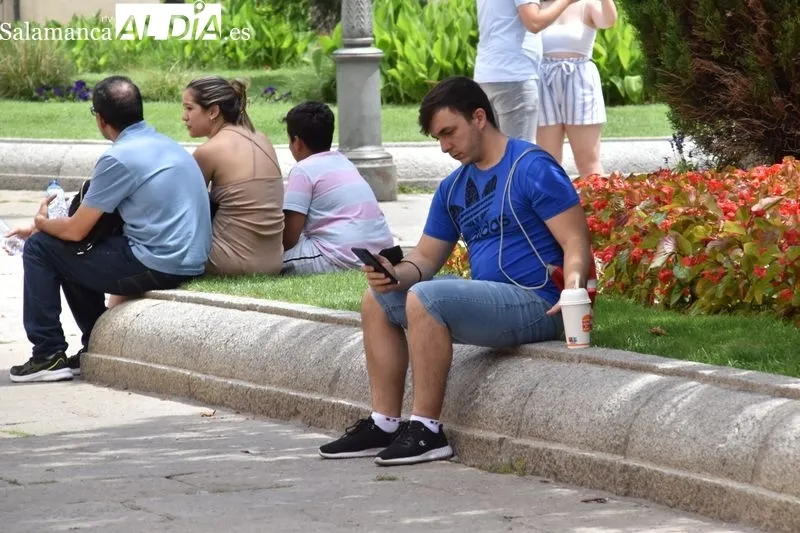 Turistas por Salamanca en un sábado con intenso calor