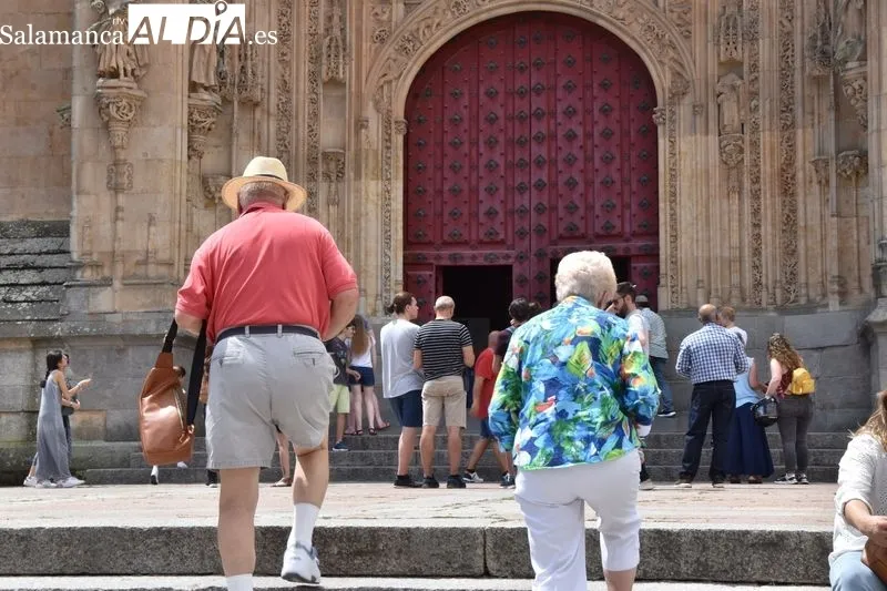Turistas por Salamanca en un sábado con intenso calor