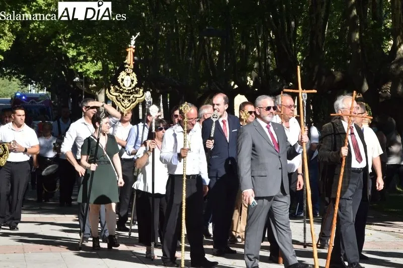 Imágenes de la procesión de la imagen del Cristo del Amor y de la Paz