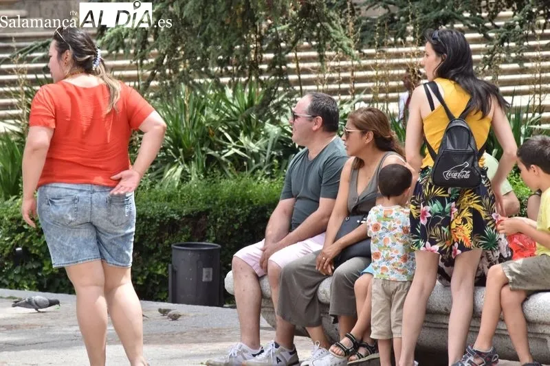 Turistas por Salamanca en un sábado con intenso calor