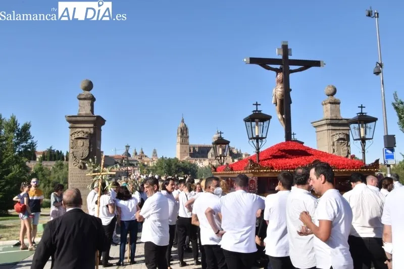 Imágenes de la procesión de la imagen del Cristo del Amor y de la Paz