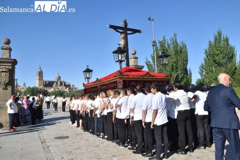 Imágenes de la procesión de la imagen del Cristo del Amor y de la Paz