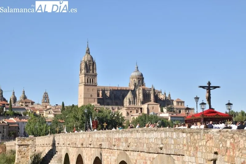 Imágenes de la procesión de la imagen del Cristo del Amor y de la Paz
