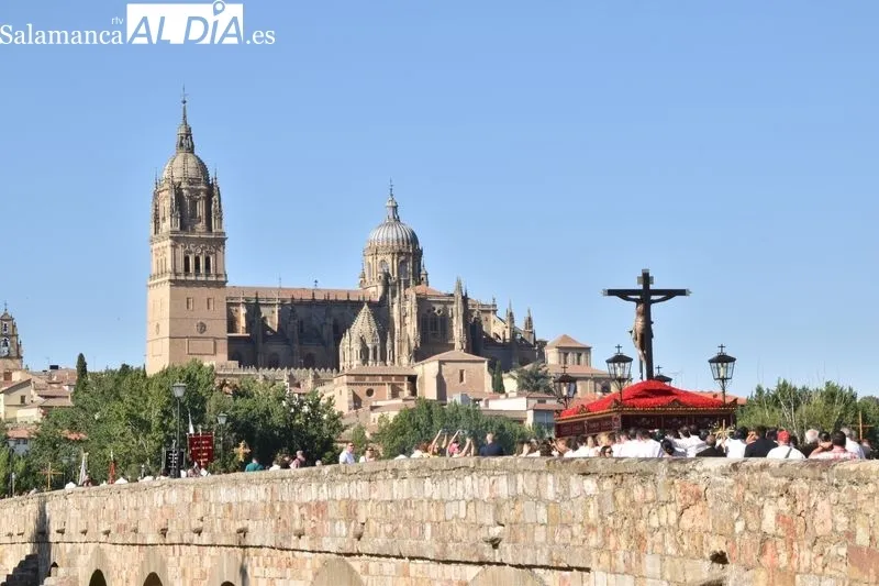 Imágenes de la procesión de la imagen del Cristo del Amor y de la Paz