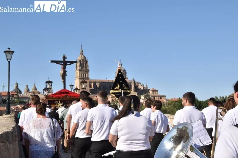Imágenes de la procesión de la imagen del Cristo del Amor y de la Paz