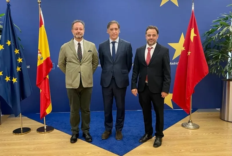 De izquierda a derecha, el presidente de EU China-Trust, Augusto Soto; el alcalde de Salamanca, Carlos García Carbayo, y el concejal de Turismo, Fernando Castaño.