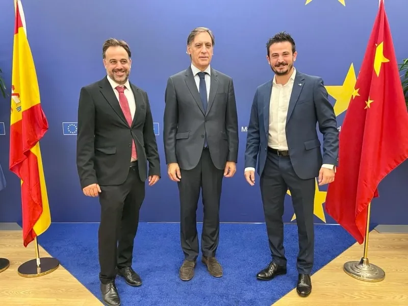 De izquierda a derecha, el concejal de Turismo, Fernando Castaño; el alcalde de Salamanca, Carlos García Carbayo, y el presidente del CES, Antonio Rollán.
