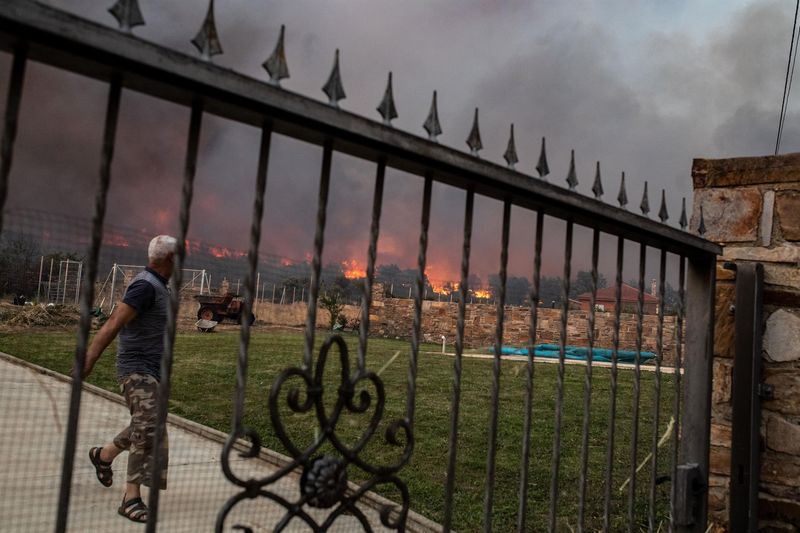 Un vecino observa las llamas del incendio de Losacio. Foto: Emilio Fraile/EP