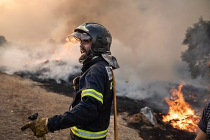 Un bombero trata de sofocar el incendio / EP