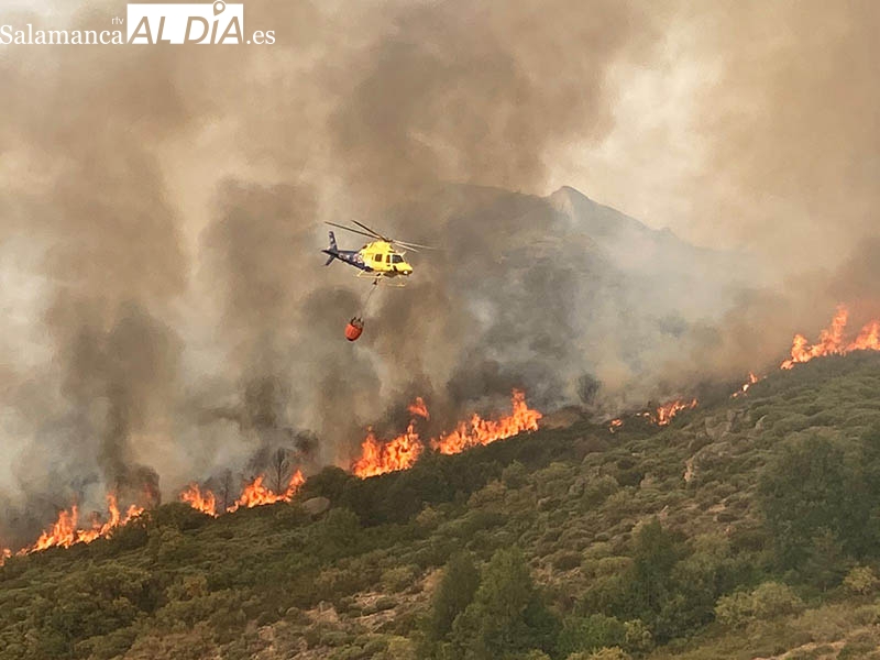 Los equipos de extinción siguen trabajando en el incendio de Candelario